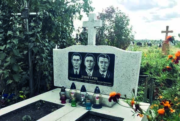 Могила загиблих братів ДМИТРІВИХ (фото «Репортер»)