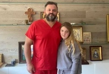 Хірург-священник безкоштовно прооперує понівечену в ДТП дівчину з Волині