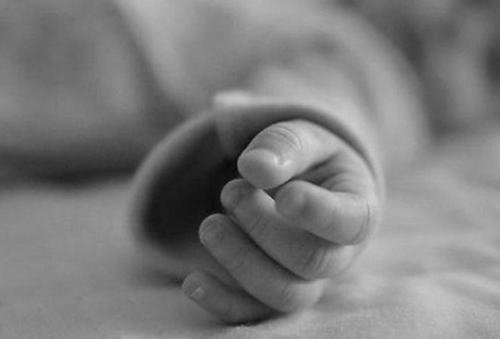 Ліг на породіллю та витискав дитя: у Чернівцях померло немовля