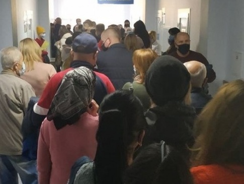 Сотня людей у черзі: у Луцьку ажіотаж в пункті вакцинації