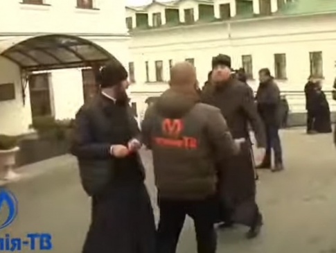 У Києво-Печерській лаврі священики напали на журналістів (відео)