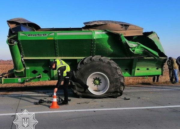На трасі Київ-Ковель-Ягодин вантажівка влетіла у трактор: є постраждалі