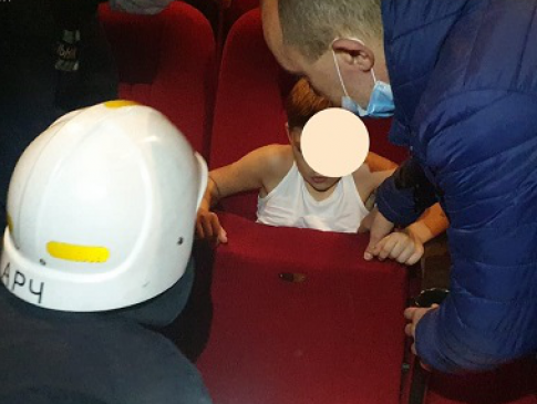 В Івано-Франківську дитину затисло у кріслі кінотеатру
