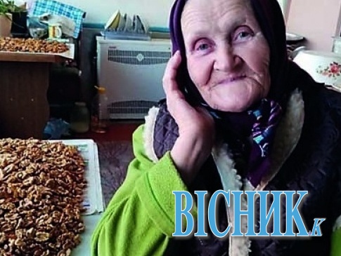 Бабуся з Луцького району читає усі вісниківські видання і книжки Хотимчука