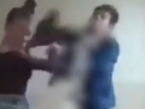 У школі на Буковині дівчина затіяла бійку з хлопцем і отримала жорстку здачу