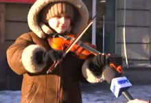 У Луцьку 7-річний вуличний скрипаль заробляє гроші для родини