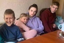 На Рівненщині 17-річна сирота стала мамою для своїх брата та сестри