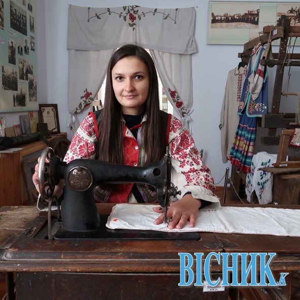 Керівник музею Ольга ГАРБАР вчиться шити на машинці