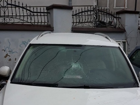 У Луцьку в новорічну ніч побили лобове скло припаркованого авто