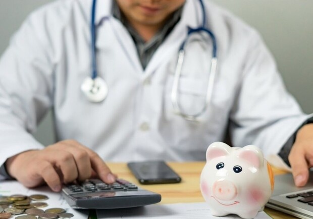 Уряд обіцяє лікарям зарплату у 20 тисяч гривень