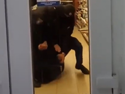 У Луцьку чоловік напав на продавчинь у магазині