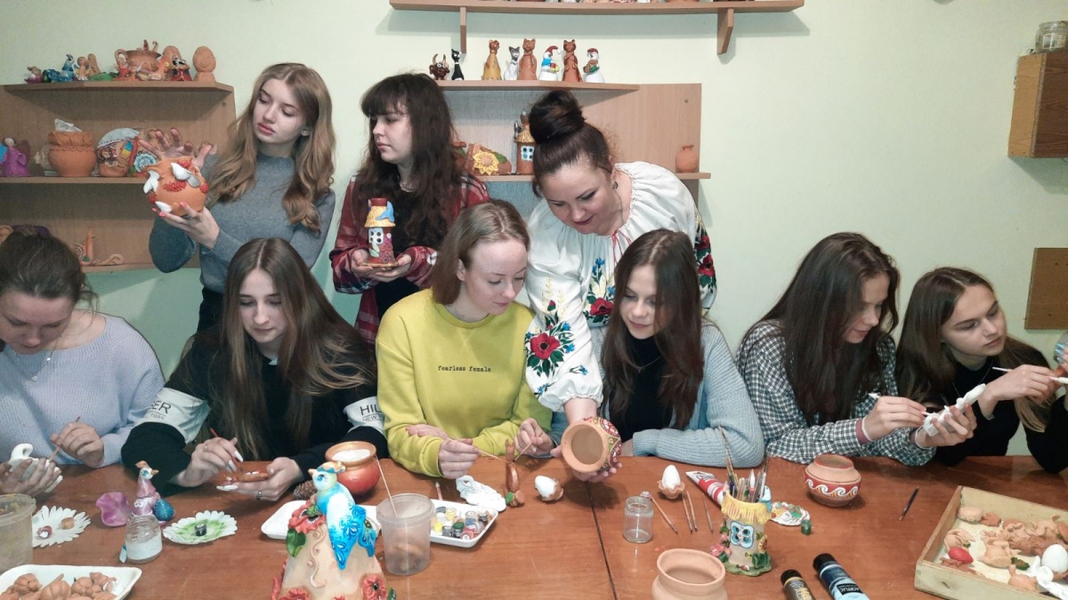 Жанна МИЛЯШКЕВИЧ (у вишиванці) зі своїми вихованцями