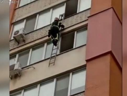 У Луцьку пожежники через вікно рятували пенсіонерку