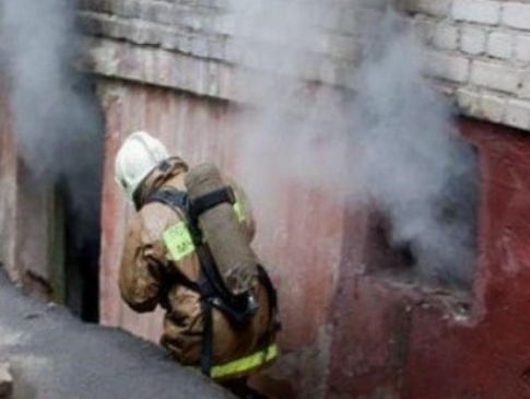 У Луцьку з палаючого підвалу врятували чоловіка