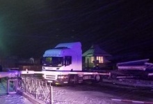 На Рівненщині вантажівка влетіла у пасажирський потяг