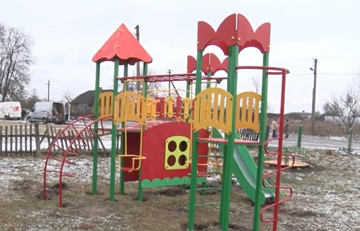 На Волині у двох селах збудували дитячі майданчики