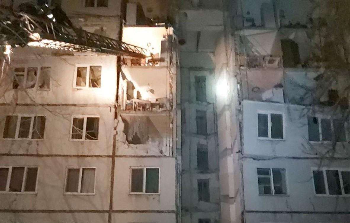 У Харкові снаряд влучив у 9-поверхівку: загинула жінка