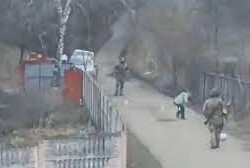 Українські військові зіграли футбол з хлопчиком і розчулили цим мережу