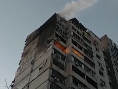 У Києві залишки російської ракети влучили в будинок: є загиблі