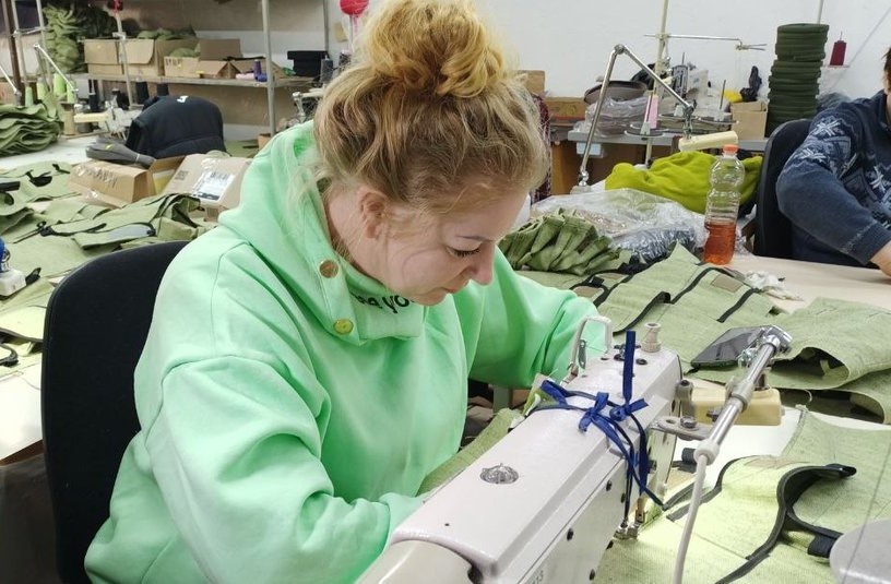 У Луцьку волонтери шиють тактичні жилети для військових