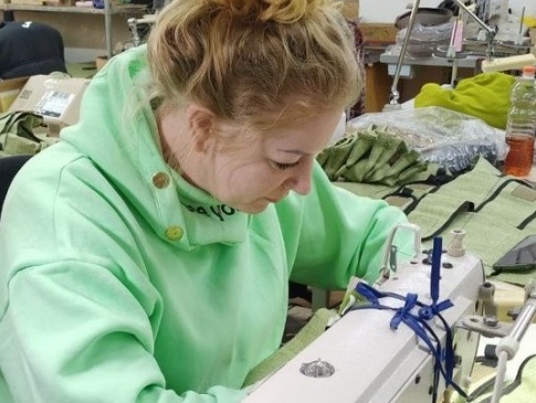У Луцьку волонтери шиють тактичні жилети для військових