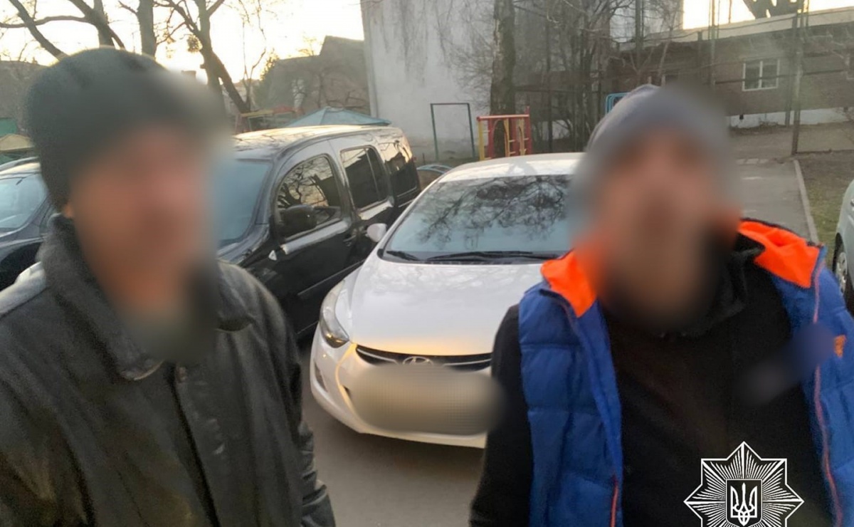 У Луцьку затримали двох підозрілих чоловіків, які ходили по під'їздах
