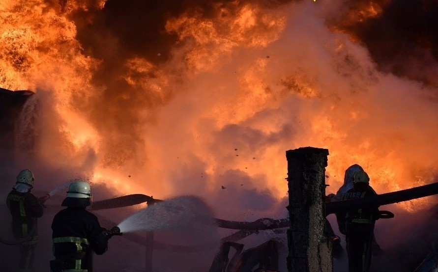 «З таким ще не стикалися», - волинські рятувальники про пожежу на нафтобазі