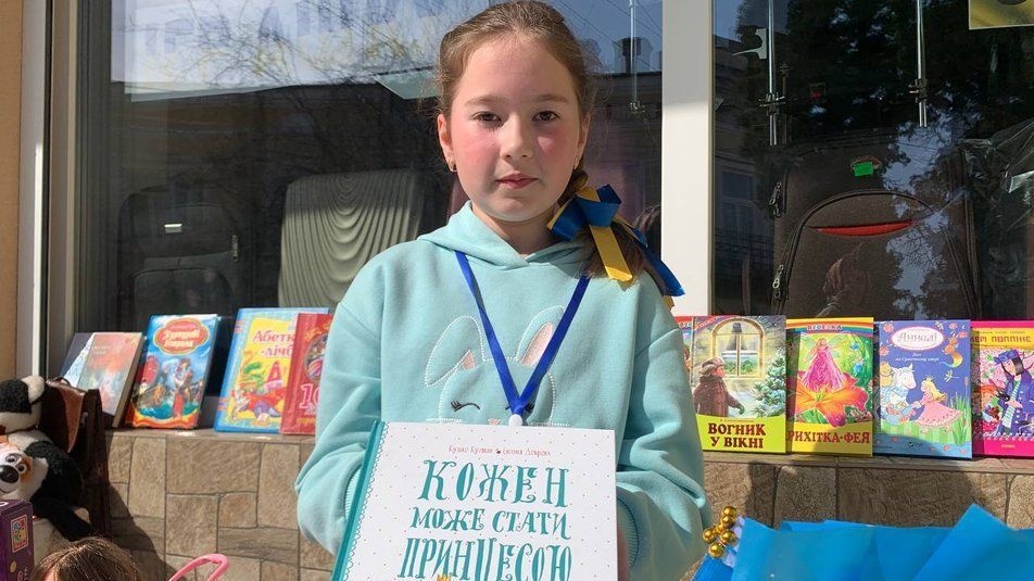 На Тернопільщині 9-річна дівчинка заробляє гроші на тепловізор для військових