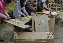 У Луцьку волонтери зібрали для ЗСУ понад 55 тисяч, продаючи вербу