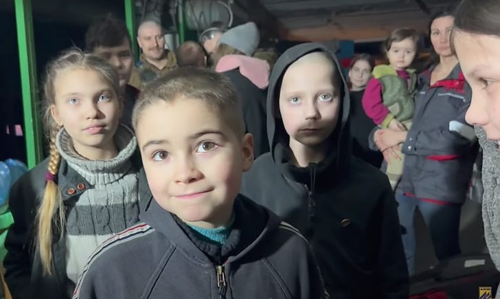Бійці полку «Азов» показали нове відео з жінками і дітьми під «Азовсталлю»