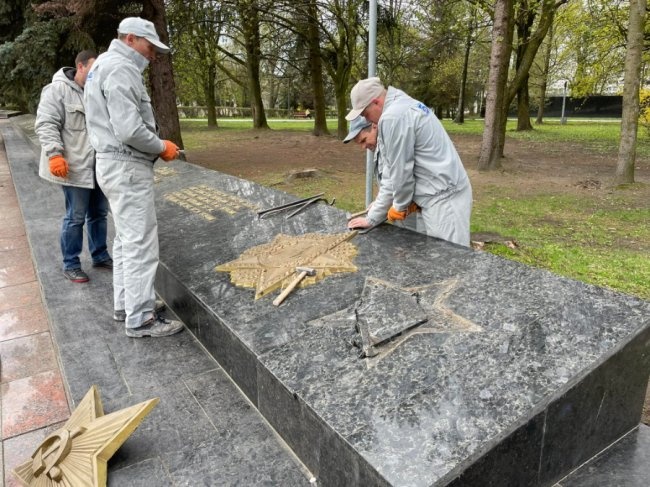 У Луцьку на меморіалі розпочали демонтаж радянської символіки