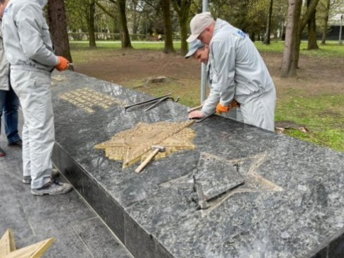 У Луцьку на меморіалі розпочали демонтаж радянської символіки