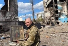 Під руїнами знищеного рашистами будинка знайшли повністю вцілілу ікону