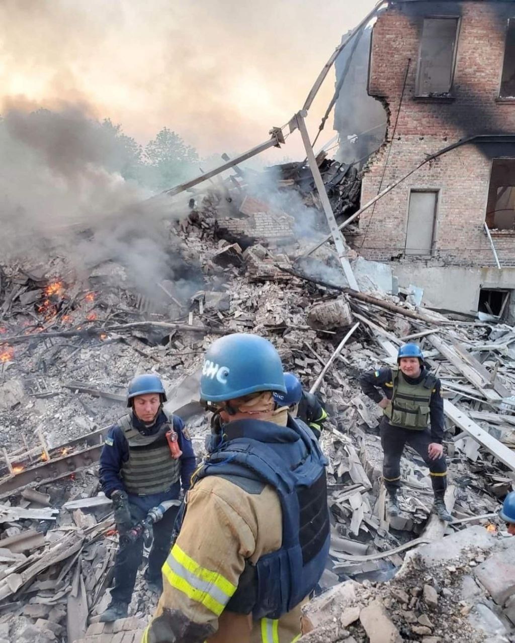Внаслідок авіаудару по школі на Луганщині загинули щонайменше 60 людей