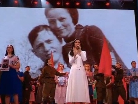 Російське ТБ під час концерту до 9 травня показало фото Бонні і Клайда