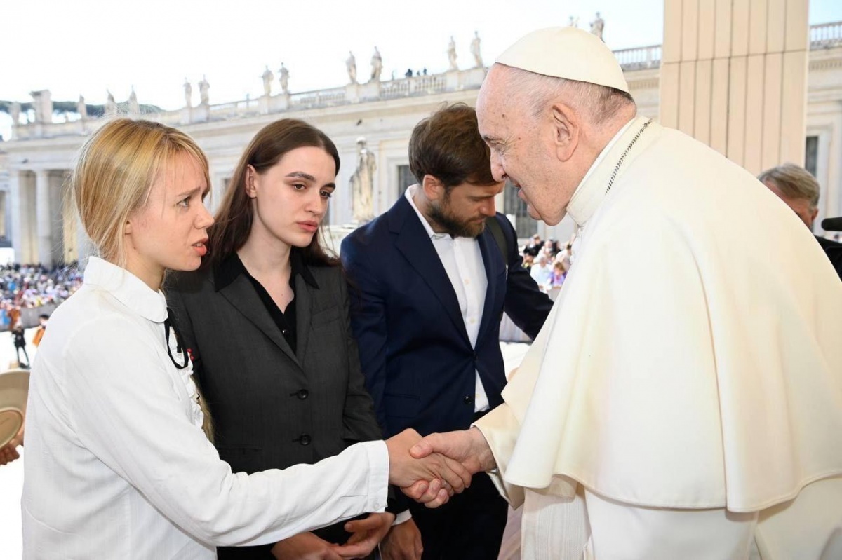Дружина командира полку «Азов» зустрілася з Папою Франциском