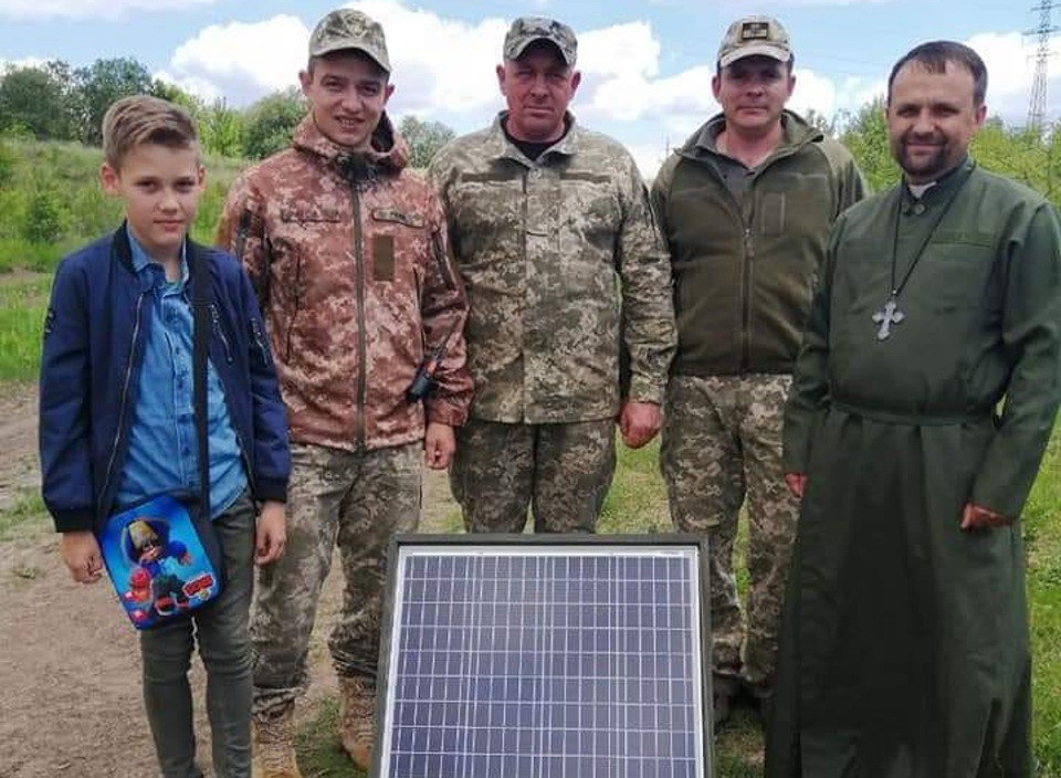10-річний хлопчик подарував ЗСУ портативний зарядний пристрій на сонячній батареї