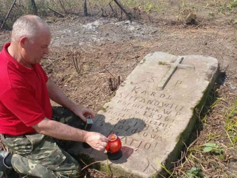 На знак вдячності на Рівненщині прибрали польське кладовище
