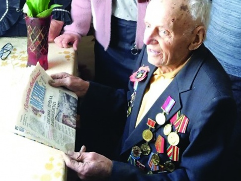 95-річний дідусь з Волині досі читає газети, присвічуючи ліхтариком