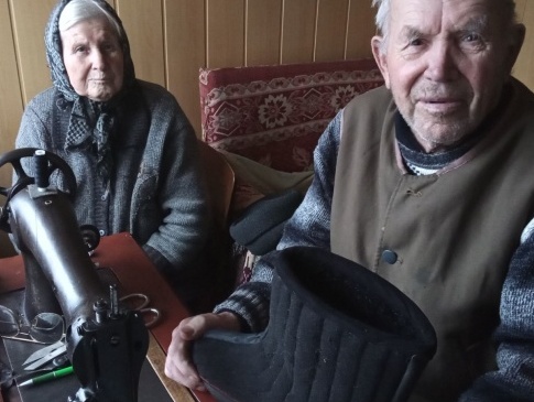 На Волині для військових волонтерить 93-літнє подружжя