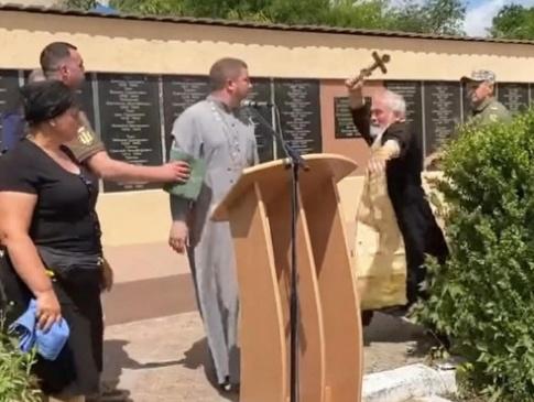 На Вінниччині під час похорону військового священик УПЦ напав на отця з ПЦУ (відео)