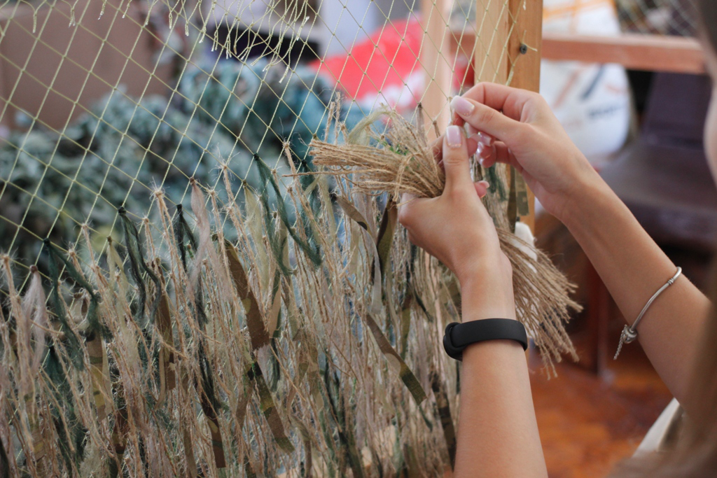 На Волині переселенки плетуть «кікімори» для військових
