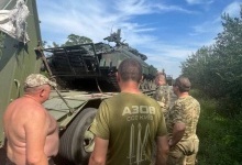 Українські військові взяли трофейний танк разом із танкістом