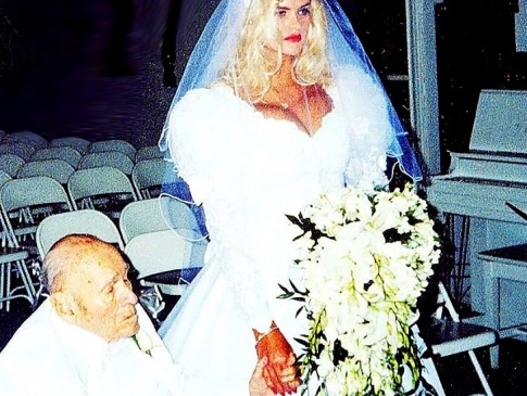 Найгарніша жінка Америки вийшла заміж за 90-літнього діда на візку