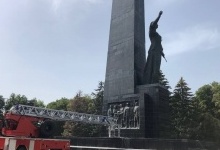 У Луцьку на меморіалі демонтують радянську зірку зі стели