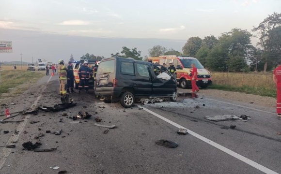На Прикарпатті автобус зіткнувся з авто: водій загинув, постраждали діти