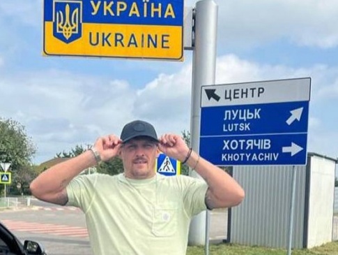 Усик з дружиною повернулися в Україну через Волинь