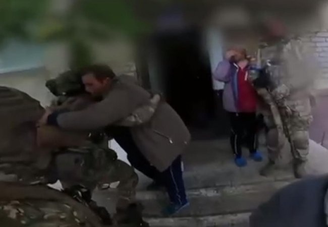 Люди зі сльозами радості зустрічають українських військових на звільнених територіях (відео)