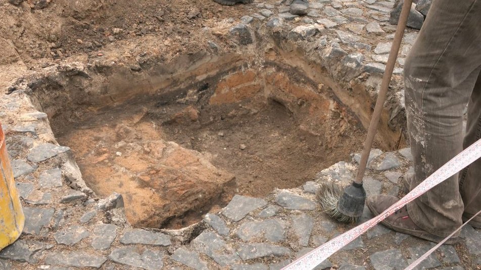 У Луцьку на Замковій площі розкопали невідому будівлю (фото)