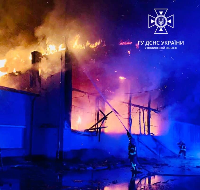 У Луцьку вночі була масштабна пожежа на Центральному ринку (фото)